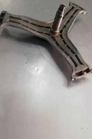 Marca Reconocida EJE CESTO LAVADORA HAIER, HWB1470, polea 20x11mm, altura eje 125 mm, diámetro casquillo 40x22 mm, diámetro eje 30/25 mm, largo brazo al centro 228mm, 75HA0010