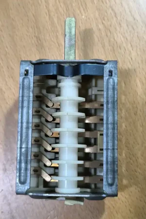 CONMUTADOR HORNO INDESIT, 6 LEVAS, 4 POSICIONES, 2 POLOS, 16 A, EJE 6/4/26 MM, 104986 Envío Exprés