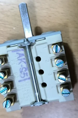 CONMUTADOR COCINA ELECTRICA, INDUSTRIAL, 4 LEVAS, 4 POSICIONES, 2 POLOS, 16 A, EJE 6/4,6/23 MM, A300021 | Electrolux Rebajas