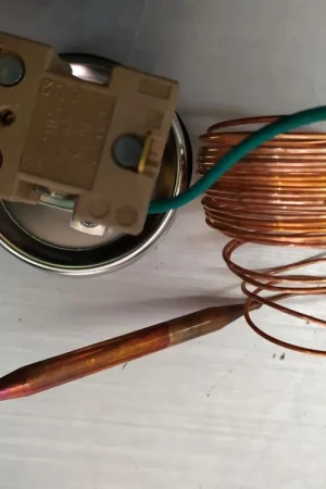 TERMOSTATO 90ºC, REGULABLE, BULBO 6MM, CAPILAR 3000 MM, 3 CONTACTOS, 16 A, 220V,09310650 Última Oportunidad