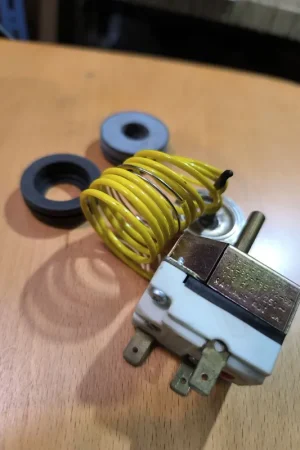 Disponible Ahora TERMOSTATO LAVADORA AEG, 0 /90ºC, 3 CONTACTOS, ROTATIVO, EJE 6MM, 8990306628001