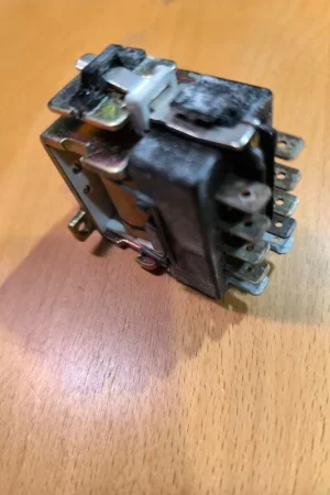 Oferta Flash RELE TRIFASICO, 10 CONTACTOS, 220V, 16A, 8996698044600 | AEG